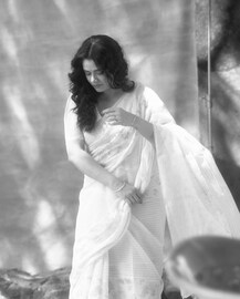 लिंबू कलरची साडी अन् कुरळे केस,गिरिजाला पाहून तुम्हीही म्हणाला, 'नको करू सखी...'