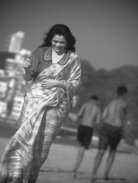 एका मुलाखतीतील तिचे निळ्या साडीतील फोटो सोशल मीडियावर व्हायरल झाले आणि देशभरातील चाहत्यांनी तिला डोक्यावर घेतलं.