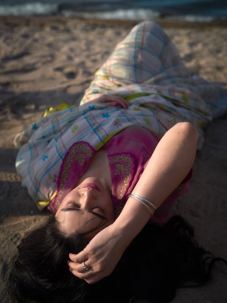 गिरिजाने यावेळी एकच फोटो रंगीत आणि ब्लॅक अँड व्हाईट अशा दोन्ही छटांमध्ये पोस्ट केले आहेत. त्यामुळे तिला दोघांपैकी कोणता फोटो निवडावा हे समजत नसावं, असं दिसतंय.