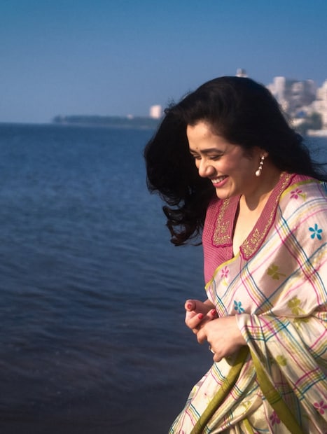 गेल्या काही दिवसांपासून सर्वांनाच आपल्या सौंदर्याची भुरळ पाडणारी गिरिजा ओक नॅशनल क्रश म्हणून संपूर्ण देशात प्रसिद्ध झाली आहे. तिच्या प्रत्येक कृतीकडे चाहते लक्ष लावून बसलेले आहेत. गेल्या काही दिवसांपासून सर्वांनाच आपल्या सौंदर्याची भुरळ पाडणारी गिरिजा ओक नॅशनल क्रश म्हणून संपूर्ण देशात प्रसिद्ध झाली आहे. तिच्या प्रत्येक कृतीकडे चाहते लक्ष लावून बसलेले आहेत.