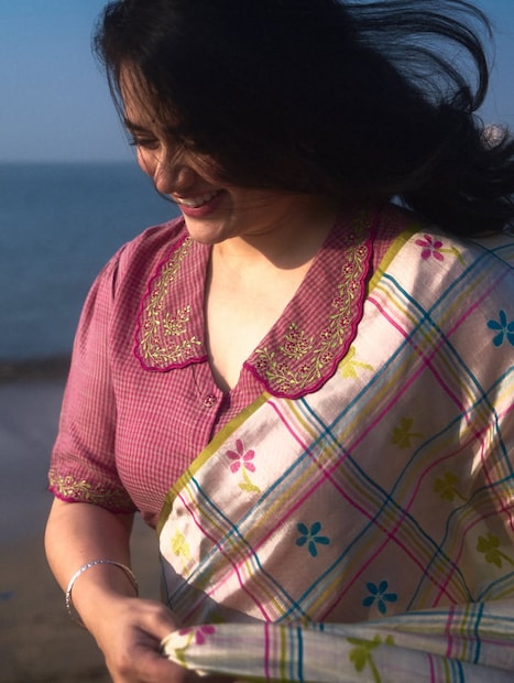 गिरिजाने या साडीवर गुलाबी रंगाचं कॉलर ब्लाऊज घातलं आहे आणि त्यावर नाजूक फूल आणि वेलीचं नक्षीकाम आहे.