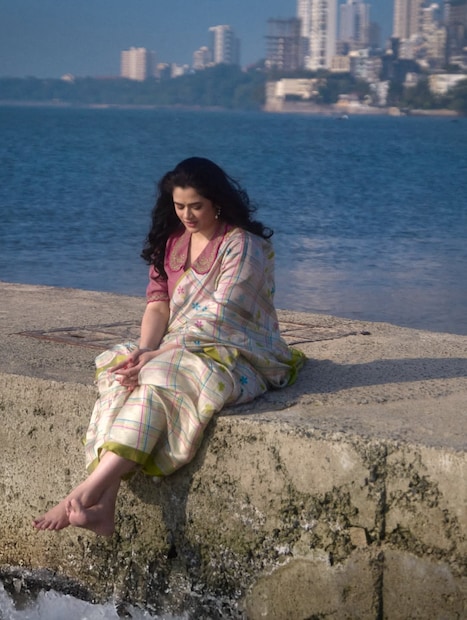 काही वेळापूर्वी गिरिजाने ऑफ व्हाईट चेक्स साडीतील फोटो सोशल मीडिया अकाऊंटवर शेअर केले आहेत. यामध्ये ती नेहमीप्रमाणेच अतिशय सुंदर दिसत आहे.