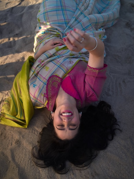 काही फोटोंमध्ये गिरिजाने वाळूमध्ये झोपून पोज दिल्या आहेत. या फोटोंमध्ये गिरिजा नटखट आणि दिलखुलास हसताना दिसत आहे. यामुळे तिचं सौंदर्य आणखीनच खुललं आहे.