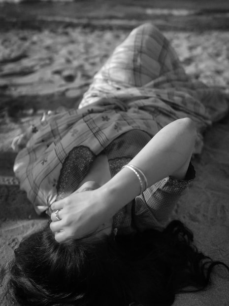 हे फोटो पोस्ट करताना गिरिजाने कॅप्शनमध्ये लिहिलंय, 'I couldn’t. You choose..'. म्हणजेच, 'मला जमलं नाही, तुम्हीच निवडा.'