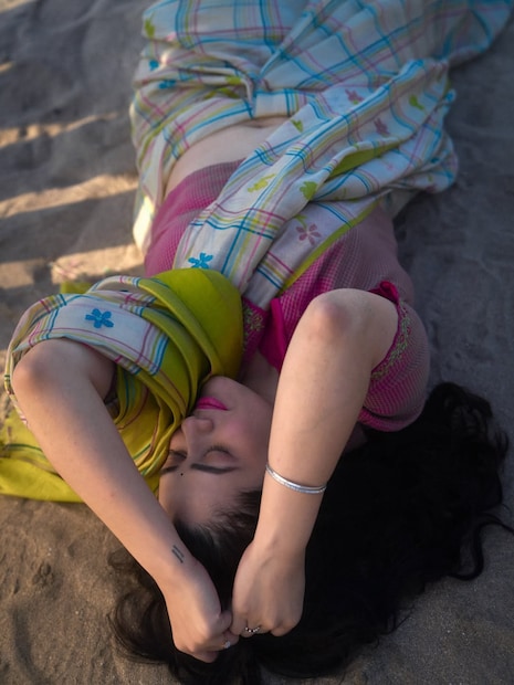 गिरिजाने ऑफ व्हाईट रंगाची साडी नेसली असून त्यावर गुलाबी, निळ्या आणि हिरव्या रंगाचे चेक्स आणि फुलं आहेत.