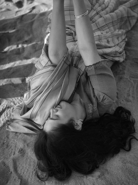 गिरिजाने मुंबईतील एका समुद्रकिनारी हे फोटोशूट केले आहे. यावेळी ती खूपच निरागस आणि देखणी दिसत आहे. चाहत्यांनी तिच्या फोटोंवर प्रेमाचा वर्षाव केला आहे.