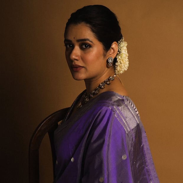 गिरिजाच्या साड्यांच्या किमती ऐकून तुम्हाला आश्चर्याचा धक्का बसेल. तिने एका खास बनारसी साडीबद्दल बोलताना केलेला खुलासा खूपच सनसनाटी आहे!