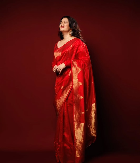 गिरिजाने आपली आवडती 'रॉ मँगो' बनारसी जमावर साडी दाखवली आणि म्हणाली, 