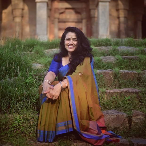 गुजरातहून खरेदी केलेली तिची एक जॉर्जेट लेहेरिया साडी तर एका लहान बॉक्समध्ये मावते. तिने स्वतः ब्लॉक प्रिंट केलेली साडीसुद्धा दाखवली.