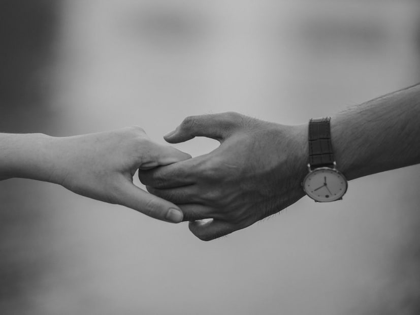 प्रेमाचे आणखी काही 'सिक्रेट' कोड्स:चीनमध्ये नंबरद्वारे प्रेम व्यक्त करण्याचा हा अनोखा मार्ग खूप लोकप्रिय आहे. 5201314 व्यतिरिक्त असे अनेक कोड्स आहेत जे भावना व्यक्त करण्यासाठी वापरले जाताकोड नंबरअर्थ (Meaning)530 म्हणजे I miss you. (मला तुझी आठवण येते.)
5240 म्हणजे You are my love. (तूच माझे प्रेम आहेस.)
51921 म्हणजे I still love you. (मी अजूनही तुझ्यावर प्रेम करतो.)
880 म्हणजे Hug you. (मी तुला मिठी मारतो.)
04551 म्हणजे You’re my only one. (तूच माझा/माझी एकमेव आहेस.)
770 म्हणजे I Kiss You. (मी तुला चुंबन घेतो.)