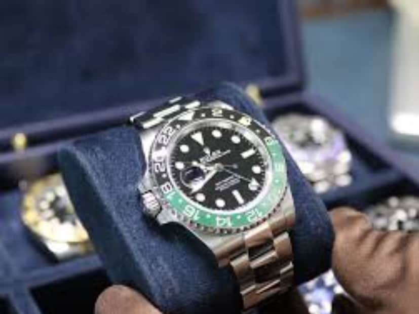 रोलेक्सची किंमत लाखोंमध्ये का असते?आज रोलेक्स घड्याळ महाग असण्याची अनेक कारणे आहेत:
रोलेक्समध्ये सर्वात महागडे स्टील (904 एल स्टील), तसेच सोने (Gold) आणि प्लॅटिनमचा (Platinum) वापर केला जातो. कलात्मक कारागिरी प्रत्येक घड्याळ बनवण्यासाठी अत्यंत कुशल कारागीर (Craftsmen) आणि तंत्रज्ञान वापरले जाते.
रोलेक्सने स्वतःला केवळ घड्याळ नाही, तर यश, प्रतिष्ठा आणि गुणवत्ता यांचे प्रतीक (Symbol of Success) म्हणून स्थापित केले आहे.
यामुळेच रोलेक्सची क्रेझ आजही कायम आहे आणि आजही लोक ते खरेदी करण्यासाठी उत्सुक असतात.