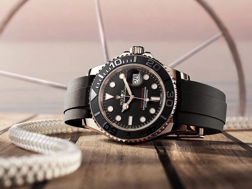 समुद्र आणि पर्वतांवर चाचणी 1927 मध्ये, मर्सिडीज ग्लित्झ (Mercedes Gleitze) नावाच्या महिलेने इंग्लिश खाडी (English Channel) पोहून पार केली. तिच्या हातात रोलेक्स ऑयस्टर घड्याळ होते आणि खाडी पार केल्यानंतरही ते अचूक वेळ दाखवत होते. या घटनेची बातमी जगभर पसरली आणि लोकांना रोलेक्सवर लगेच विश्वास बसला. या 'इव्हेंट मार्केटिंग'मुळे रोलेक्सने स्वतःची एक युनिक 'ब्रँड इमेज' (Unique Brand Image) तयार केली.