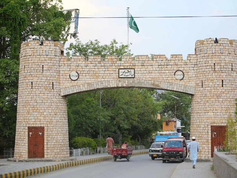 एवढंच नाही तर 'कसे करावे?' (How-To) मध्ये आर्थिक आणि सोशल मीडियाचे प्रश्न जास्त सर्च केले गेल. जेव्हा सामान्य लोकांना एखादी अडचण येते, तेव्हा ते सरळ Google ला विचारतात. 'कसे करावे' (How To Searches) या कॅटेगरीत पाकिस्तान्यांच्या दैनंदिन गरजा आणि समस्या स्पष्टपणे दिसतात कारणयामध्ये ते खालील गोष्टी सर्च करतात.