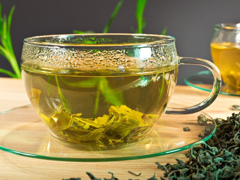 याशिवाय ग्रीन टी मुळे मेटाबॉलिझम थोडा सक्रिय राहण्यास मदत होऊ शकते.थकवा कमी वाटू शकतो, काहींना फोकस वाढल्यासारखा भासू शकतो, पण इथेच एक सावधगिरी आवश्यक आहे. कॅफीन संवेदनशील लोकांना त्रास देऊ शकतं. चुकीच्या वेळेला/जास्त ग्रीन टी घेतल्यास काय होते?