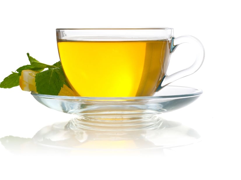 अनेकजण “आरोग्यासाठी” दिवसातून 4-5 कप ग्रीन टी घेतात किंवा रिकाम्या पोटी कितीही वेळा घेतात. पण ही सवय काही वेळा उलटी पडू शकते. चुकीच्या वेळेला किंवा जास्त प्रमाणात घेतल्यास झोप बिघडणे, बेचैनी वाढणे, कॅफीन आणि टॅनिनमुळे काही पोषकतत्त्वांचं शोषण कमी होणे. अॅसिडिटी/मळमळ असे साइड-इफेक्ट्स होऊ शकतात.