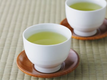 Green Tea पिण्याची योग्य वेळ काय? चुकीच्या पद्धतीने सेवन करणं ठरु शकतं धोक्याचं Green Tea पिण्याची योग्य वेळ काय? चुकीच्या पद्धतीने सेवन करणं ठरु शकतं धोक्याचं
