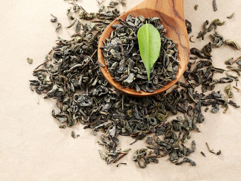 कॅटेचिन/EGCG शरीरात नेमकं काय करतात?ग्रीन टीमध्ये एक खास अँटीऑक्सिडंट असतो. EGCG (Epigallocatechin gallate). हा कॅटेचिनचा सर्वात प्रभावी प्रकार आहे. जे खालील गोष्टींसाठी शरीराला मदत करते.
शरीरातील सूज (inflammation) कमी करण्यास मदत करतात
लिव्हर हेल्दी राहण्यासाठी सपोर्ट देतात
प्रदूषण, ताण, चुकीचा आहार (अल्ट्रा-प्रोसेस्ड फूड) यामुळे शरीरात होणाऱ्या नुकसानीपासून संरक्षण देऊ शकतात
म्हणजेच, ग्रीन टी ही फक्त “वजन कमी करण्याची ड्रिंक” नसून एकूणच आरोग्य टिकवण्यासाठी एक सपोर्टिव्ह सवय ठरू शकते.
ग्रीन टीमध्ये थोड्याफार प्रमाणात कॅफीन असतं. ते कॉफीसारखं जास्त तीव्र नसतं, पण शरीराला हलका “बूस्ट” देऊ शकतं.