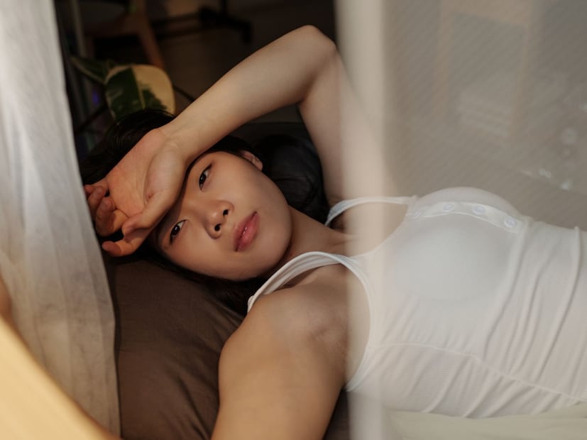 2. हँगओव्हरची वैज्ञानिक कारणेहँगओव्हरसाठी प्रामुख्याने तीन गोष्टी जबाबदार असतात: निर्जलीकरण (Dehydration): अल्कोहोल हे एक मूत्रवर्धक (Diuretic) आहे. याचा अर्थ ते तुम्हाला वारंवार लघवी करण्यास प्रवृत्त करते. यामुळे शरीरातील पाणी आणि महत्त्वाचे इलेक्ट्रोलाइट्स (Electrolytes) कमी होतात, ज्यामुळे डोकेदुखी आणि तहान लागते.2. हँगओव्हरची वैज्ञानिक कारणे हँगओव्हरसाठी प्रामुख्याने तीन गोष्टी जबाबदार असतात: निर्जलीकरण (Dehydration): अल्कोहोल हे एक मूत्रवर्धक (Diuretic) आहे. याचा अर्थ ते तुम्हाला वारंवार लघवी करण्यास प्रवृत्त करते. यामुळे शरीरातील पाणी आणि महत्त्वाचे इलेक्ट्रोलाइट्स (Electrolytes) कमी होतात, ज्यामुळे डोकेदुखी आणि तहान लागते.