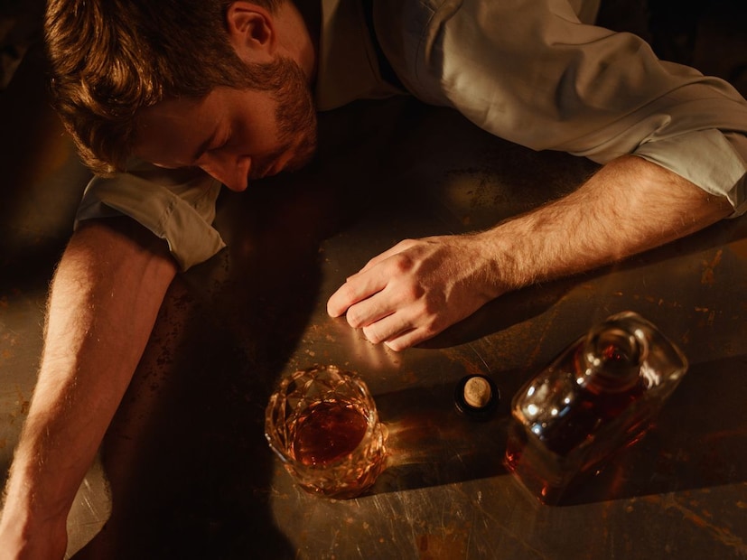 हँगओव्हरची मुख्य लक्षणे:तीव्र डोकेदुखी मळमळ होणे किंवा उलट्या होणे प्रचंड थकवा आणि सुस्ती तहान लागणे आणि तोंड कोरडे पडणे चिडचिड होणे आणि लक्ष केंद्रित न होणे अल्कोहोल हे एक विषारी रसायन आहे आणि जेव्हा शरीर ते बाहेर काढण्याचा प्रयत्न करते, तेव्हा वरील लक्षणे दिसू लागतात.