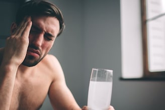 दारु प्यायल्यानंतर हँगओव्हर का होतं? काय करावं काय करु नये, लगेच वाचा