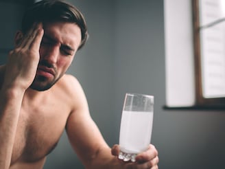 दारु प्यायल्यानंतर हँगओव्हर का होतं? काय करावं काय करु नये, लगेच वाचा