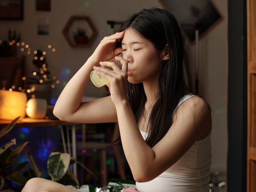 1. हँगओव्हर म्हणजे काय?हँगओव्हर म्हणजे अल्कोहोलच्या अतिसेवनानंतर शरीरावर होणारे अनेक नकारात्मक शारीरिक आणि मानसिक परिणाम. दारू प्यायल्यानंतर 8 ते 24 तासांच्या आत याची लक्षणे दिसू शकतात.