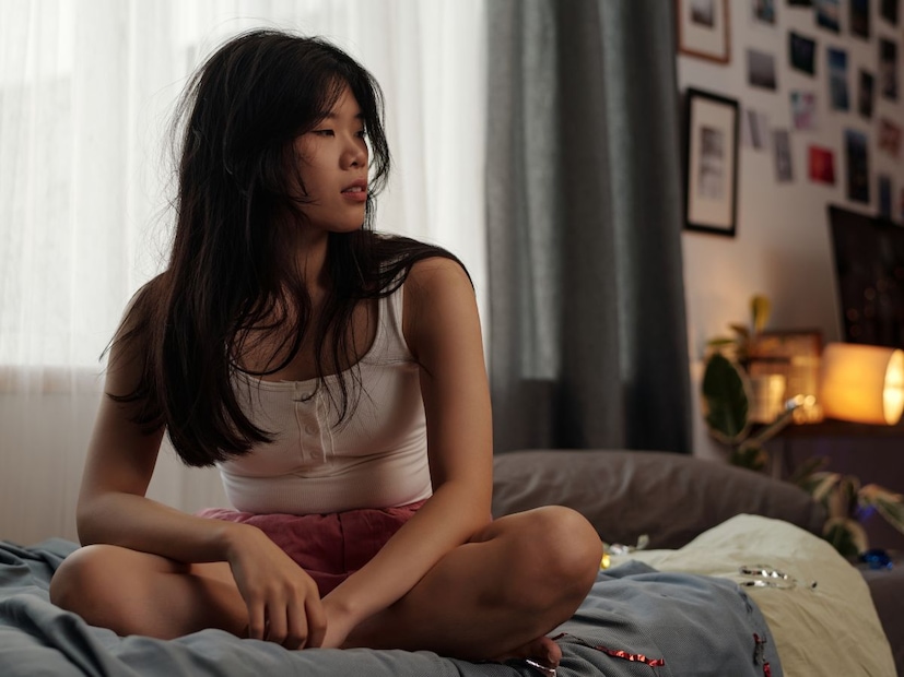 भरपूर पाणी प्या :प्रत्येक अल्कोहोलयुक्त पेयाच्या (Alcoholic Drink) मध्ये एक ग्लास साधे पाणी प्या. हे ड्रिंकच्या आधी आणि नंतर सेवन करा. याला 'वॉटर सँडविच' म्हणतात. हे पाणी निर्जलीकरण (Dehydration) टाळते आणि दारू पिण्याचा वेगही कमी होतो. शरीर एका तासात केवळ एका युनिट अल्कोहोलचे (उदा. एक स्टँडर्ड पेग) विघटन (Metabolize) करू शकते. त्यामुळे दोन ड्रिंक्सच्या मध्ये जास्त वेळ घ्या.