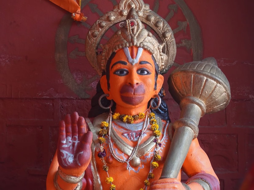 भारतीय संस्कृतीत रामायण (Ramayana) आणि महाभारत या महाकाव्यांना अनन्यसाधारण महत्त्व आहे. या कथा केवळ मनोरंजक नाहीत, तर त्या जीवनमूल्ये आणि धर्माचे सार शिकवतात. रामायणातील प्रत्येक प्रसंग अत्यंत महत्त्वाचा आहे आणि त्यामागे काहीतरी सखोल अर्थ दडलेला आहे. असाच एक प्रसंग म्हणजे हनुमानाने केलेलं लंका दहन (Lanka Dahan). भारतीय संस्कृतीत रामायण (Ramayana) आणि महाभारत या महाकाव्यांना अनन्यसाधारण महत्त्व आहे. या कथा केवळ मनोरंजक नाहीत, तर त्या जीवनमूल्ये आणि धर्माचे सार शिकवतात. रामायणातील प्रत्येक प्रसंग अत्यंत महत्त्वाचा आहे आणि त्यामागे काहीतरी सखोल अर्थ दडलेला आहे. असाच एक प्रसंग म्हणजे हनुमानाने केलेलं लंका दहन (Lanka Dahan).