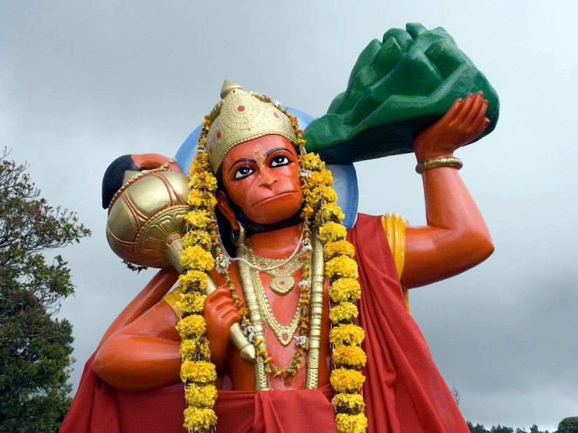 रावणाने सीतेचे हरण केल्यानंतर, जेव्हा हनुमान तिचा शोध घेत लंकेत पोहोचले, तेव्हा रावणाच्या आज्ञेवरून त्यांच्या शेपटीला आग लावण्यात आली. याच आगीने हनुमानाने संपूर्ण लंकेला जाळून टाकले. हे आपण रामायणात ऐकलं आहे किंवा वाचलं आहे. पण तुम्ही कधी विचार केलाय का किंवा तुमच्या मनात असा कधी प्रश्न आलाय का की लंका तर सोन्याची होती. मग त्याला आग कशी लागली?