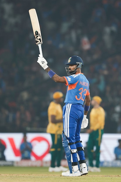 टी-20 वर्ल्ड कपला आता फक्त दोन महिने शिल्लक असताना हार्दिक पांड्याचं फिट होणं आणि आक्रमक बॅटिंग करणं टीम इंडियासाठी दिलासा म्हणावं लागेल. याआधी 2024 च्या टी-20 वर्ल्ड कपमध्येही हार्दिक पांड्याने टीम इंडियाला वर्ल्ड चॅम्पियन बनवण्यात मोलाचं योगदान दिलं होतं.