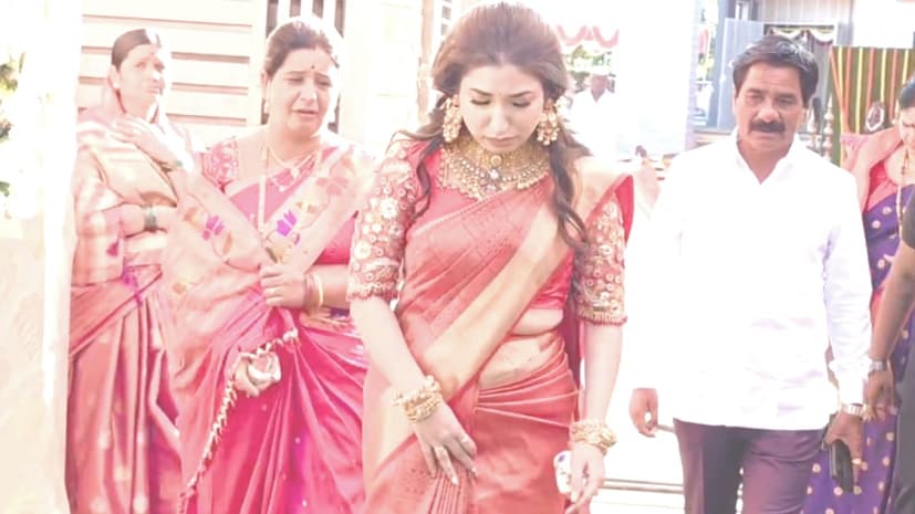 लाडक्या लेकीला हेलिकॉप्टरने पाठवण्याचा हा व्हिडिओ सोशल मीडियावर व्हायरल होत असून वडिलांच्या या कृतीचे समाजातील सर्व स्तरातून कौतुक केले जात आहे.