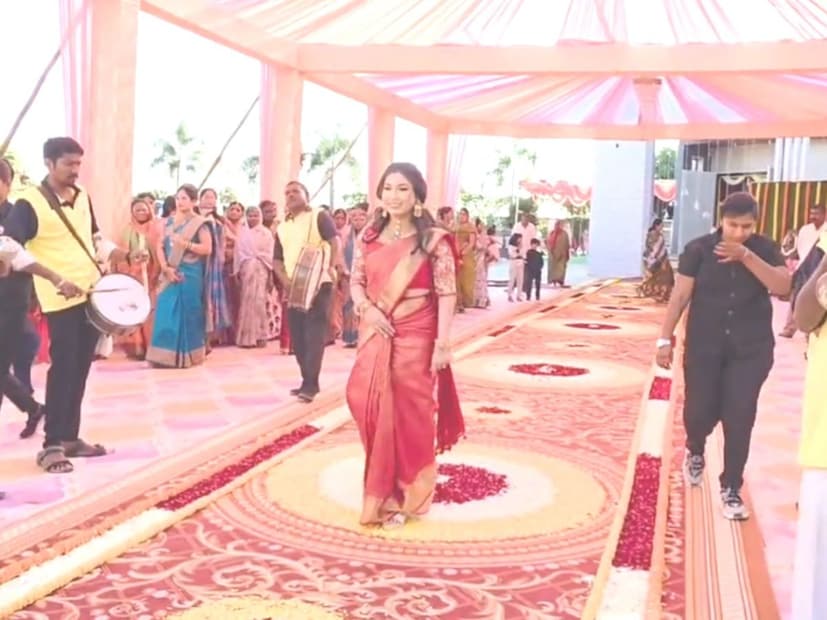 ऋतुजा वेताळ हिचा विवाह  हा  माढा (जि. सोलापूर) तालुक्यातील सापटणे येथील उद्योजक विठ्ठल माणिकराव ढवळे-पाटील यांचे द्वितीय सुपुत्र चि. प्रणव यांच्याशी होणार आहे. 