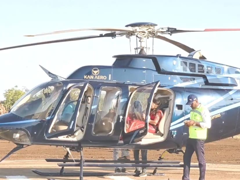  या विवाह सोहळ्याच्या विधी कार्यक्रमाला नववधू ऋतुजाला वेताळ परिवाराने चक्क हेलिकॉप्टर मधून वाजत गाजत पाठवलं.