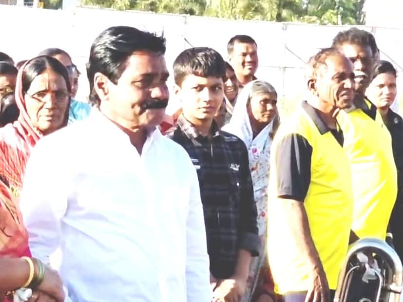 यावेळी वेताळ यांच्या घराजवळच असलेल्या शेतात हेलिपॅड तयार करण्यात आला होता. हेलिकॉप्टरमधून लेकीला पाठवणीचा सोहळा पाहण्यासााठी गावकऱ्यांनी मोठी गर्दी केली होती.