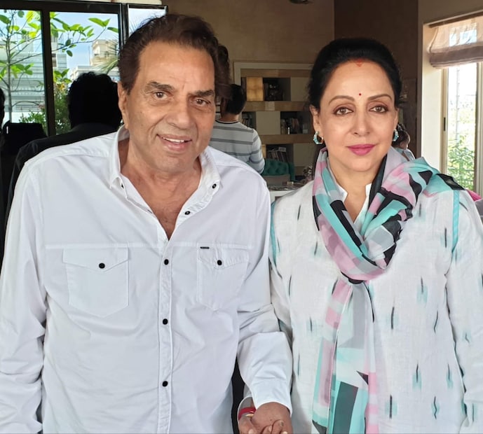 Our aHppy 'Together' Moments असं म्हणत हेमा मालिनी यांनी धर्मेंद्र यांच्याबरोबरचे दोन खास फोटोही शेअर केलेत. दोघांचं एकमेकांवर प्रचंड प्रेम होतं. या प्रेमाची झलक त्यांच्या या फोटोंमधून पाहायला मिळतेय.  