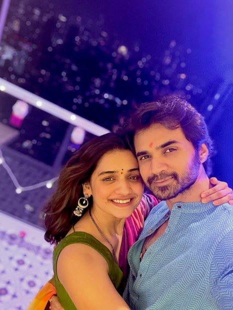 लग्न झाल्यानंतर मुलीला काही महिन्यांची किंवा वर्षांनी तू आई कधी होणार? चान्स कधी घेणार असे प्रश्न विचारले जातात. मग ती मुलगी फेमस अभिनेत्री का असेना. प्रेक्षकांची लाडकी अभिनेत्री देखील आई कधी होणार याची त्यांनाही उत्सुकता असते. अभिनेत्री हृता दुर्गुळेला देखील ती आई कधी होणार असे प्रश्न विचारले जातात. हृतानं अखेर या प्रश्नाचं उत्तर दिलं आहे. लग्न झाल्यानंतर मुलीला काही महिन्यांची किंवा वर्षांनी तू आई कधी होणार? चान्स कधी घेणार असे प्रश्न विचारले जातात. मग ती मुलगी फेमस अभिनेत्री का असेना. प्रेक्षकांची लाडकी अभिनेत्री देखील आई कधी होणार याची त्यांनाही उत्सुकता असते. अभिनेत्री हृता दुर्गुळेला देखील ती आई कधी होणार असे प्रश्न विचारले जातात. हृतानं अखेर या प्रश्नाचं उत्तर दिलं आहे.