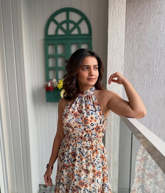  "मी 17 व्या वर्षी काम करायला सुरुवात केली. पण कधीच असं व्हायचं नाही की दरवाजा उघडल्यानंतर अंधार असायचा. माझी आई नेहमी थांबलेली असायची जी अजूनही थांबते. माझे बाबा, भाऊ आता नवरा प्रतीक झोपतो."