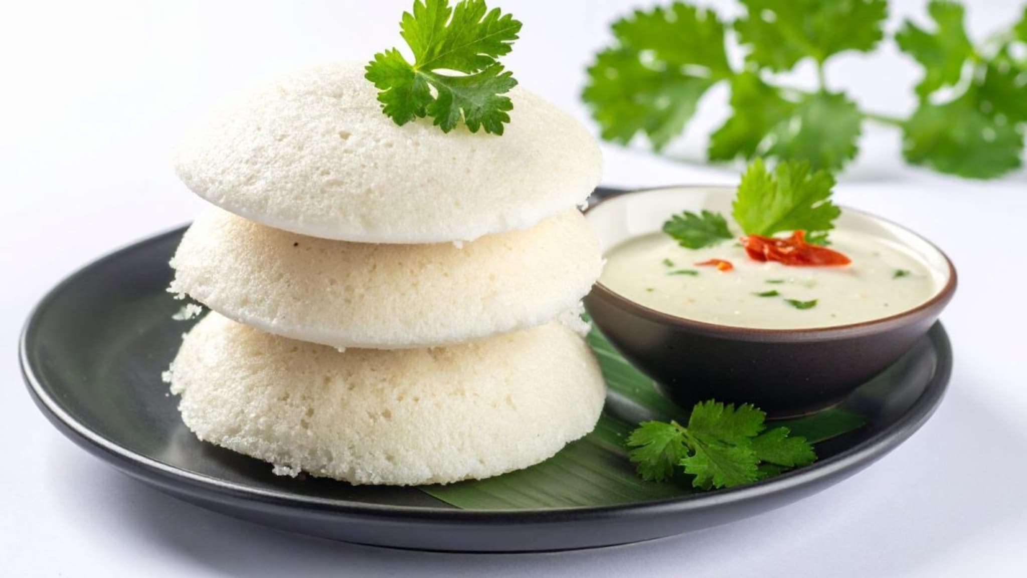 Idli : मऊ लुसलुशीत इडली कशी बनवायची? हे काही रॉकेट सायन्स नाही, फक्त 'या' चुका टाळा आणि पाहा जादू