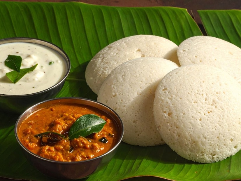 3. भिजवण्याची वेळतांदूळ आणि डाळ कमीतकमी 4 ते 6 तास भिजवणे आवश्यक आहे, जेणेकरून ते बारीक करताना मऊ होतील.
4. बारीक करण्याची पद्धत (Grinding)
डाळ वेगळी आणि तांदूळ वेगळे बारीक करा. डाळ बारीक करताना अगदी कमी पाण्याचा वापर करा आणि ती जास्त वेळ (बारीक आणि हलकी होईपर्यंत) बारीक करा. तांदूळ थोडेसे भरड (रवाळ) ठेवा.