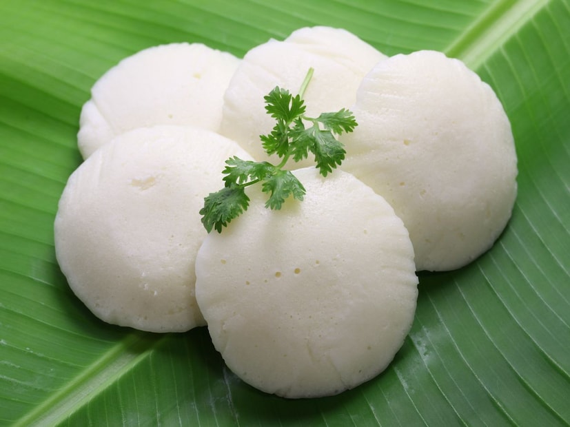 1. तांदूळ आणि डाळीचे योग्य प्रमाणइडलीसाठी तांदूळ आणि उडीद डाळीचे प्रमाण 3:1 (म्हणजे 3 वाट्या तांदूळ आणि 1 वाटी उडीद डाळ) ठेवा. परफेक्ट जाळीदार इडलीसाठी हे प्रमाण अत्यंत महत्त्वाचे आहे.
2. मेथी दाण्यांचा वापर
तांदूळ आणि डाळीसोबत एक चमचा मेथीचे दाणे (Fenugreek Seeds) भिजत घाला. मेथीमुळे पीठ आंबवण्याची (Fermentation) प्रक्रिया सुधारते आणि इडलीला उत्तम चव येते.