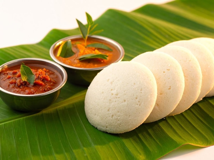 1. साहित्य निवड आणि प्रमाण (Ingredients and Accurate Ratio)मऊ इडली बनवण्यासाठी डाळ (Urad Dal) आणि तांदूळ (Idli Rice) यांचे प्रमाण अचूक असणे सर्वात महत्त्वाचे आहे. इडलीसाठी 3 वाटी खास जाड तांदूळ (Idli Rice) वापरा. साधा रेशनचा तांदूळ वापरू नका. 1 वाटी ढोबळी उडीद डाळ (Whole Urad Dal) वापरा. त्याने पीठ जास्त फुलते. मेथीचे दाणे (Fenugreek Seeds)1/2 चमचा मेथीमुळे चांगले फर्मेंटेशन (आंबण्याची प्रक्रिया) होते आणि इडलीला उत्तम चव येते. जाड पोहे (Thick Poha)1/2 वाटीपोहे ऐच्छिक (Optional) आहेत, पण ते वापरल्याने इडलीला अप्रतिम मऊपणा येतो. तांदूळ आणि उडीद डाळ स्वतंत्रपणे किमान 5 ते 6 तास भिजवा.