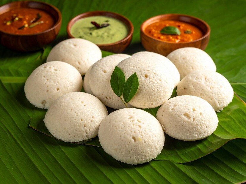 3. आंबवण्यासाठीचे 'राज' &#xfe0f;हिवाळ्यात किंवा थंडीच्या दिवसात इडलीचे पीठ आंबवणे (Fermentation) एक मोठी कटकट वाटते. पण या सोप्या टिप्समुळे ते सहज जमेल.पीठ वाटल्यानंतर फर्मेंटेशनच्या आधी लगेच मीठ घालू नका. इडली बनवण्यापूर्वी अर्धा तास आधी मीठ घाला. मीठ घातल्याने आंबण्याची प्रक्रिया मंदावते.