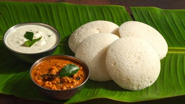Idli : थंडीमध्ये इडलीचे पीठ लवकर आंबवण्यासाठी काय करावं?