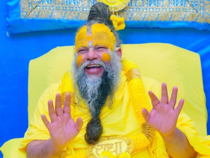 प्रेमानंद महाराजांच्या मते, प्रत्येक जीवाला त्याच्या मागील आणि या जन्मातील कर्मांचे फळ भोगावेच लागते. त्यांनी या सिद्धांताची तुलना न्यायालयाच्या प्रक्रियेशी केली आहे.