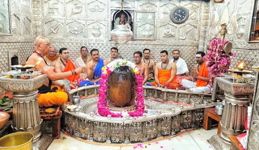 महाकाल मंदिर समितीचे सहाय्यक प्रशासक मूलचंद जुनवाल यांनी सांगितले की, दरवर्षी नवीन वर्षाच्या दिवशी भस्म आरतीसाठी मोठी गर्दी जमते. भक्तांना सकाळी लवकर भगवान महाकालची भस्म आरती प्रत्यक्ष पाहण्याची इच्छा असते, परंतु मर्यादित जागेमुळे सर्वांना आत येण्याची परवानगी देणे शक्य नाही. त्यामुळे 25 डिसेंबर ते 5 जानेवारी पर्यंत भस्म आरतीसाठी ऑनलाइन बुकिंग तात्पुरते स्थगित करण्याचा निर्णय घेण्यात आला आहे.