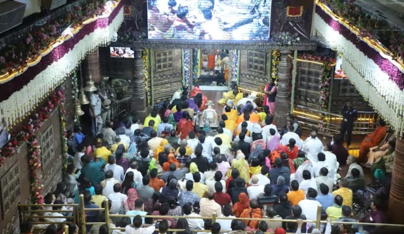 प्रत्येकाला नवीन वर्षाची सुरुवात देवतेच्या दर्शनाने करायची असते. त्यामुळे बाबा महाकालच्या दरबारात लाखो भाविकांची गर्दी दिसून येईल. त्यामुळे नवीन वर्षाच्या पहिल्या दिवशी होणारी अपेक्षित गर्दी लक्षात घेऊन महाकाल मंदिर प्रशासनाने तयारी तीव्र केली आहे. 25 डिसेंबर ते 5 जानेवारी दरम्यान अंदाजे 10 लाख भाविक भगवान महाकालच्या दर्शनासाठी उज्जैनला येतील असा अंदाज आहे.