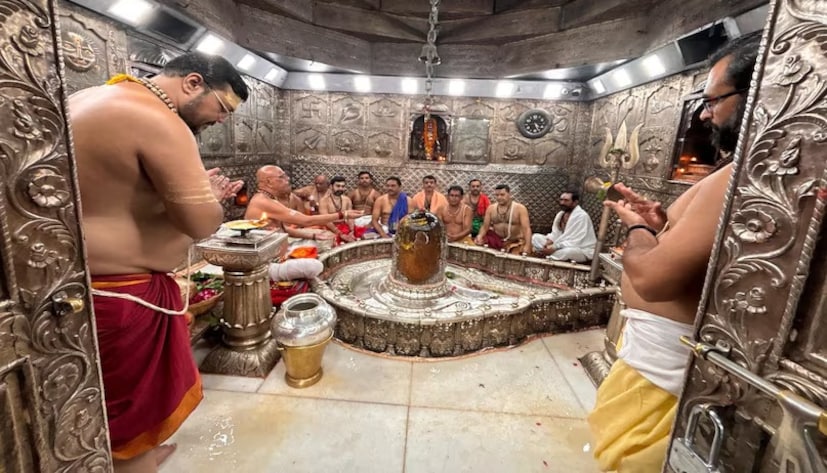 250 रुपयांची जलद दर्शन सुविधा 31 डिसेंबर आणि 1 जानेवारी रोजी तात्पुरती स्थगित करण्याचा विचार केला जात आहे. नवीन दर्शन व्यवस्थापन योजनेत हा पर्याय बंद केला जाईल असे वृत्त आहे. गेल्या वर्षी, प्रचंड गर्दीमुळे, या दोन दिवशी जलद दर्शन बंद करण्यात आले होते आणि सर्व श्रेणीतील भाविकांना भगवान महाकालच्या दर्शनाची एकसमान व्यवस्था उपलब्ध करून देण्यात आली होती.