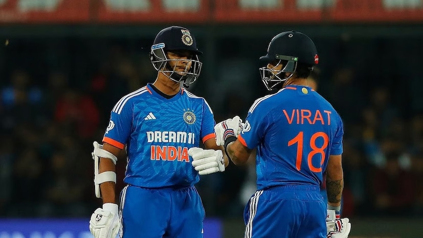 यशस्वी खेळत असताना, त्याने मोठे शॉट्स खेळायचा प्रयत्न केला पण त्यात त्याला यश मिळत नसल्याचं दिसून आलं. यावेळी, ओव्हरच्या मध्ये विराटने त्याला स्थिर खेळण्याचा सल्ला देखील दिला.