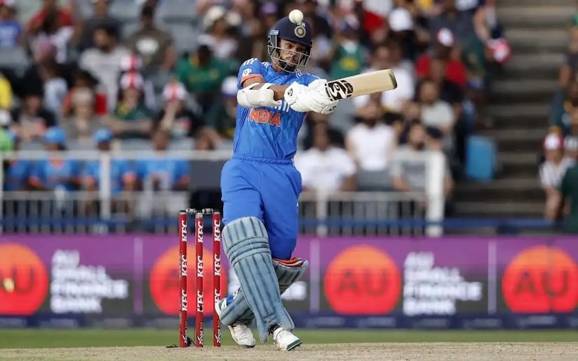 यशस्वी रिव्हर्स स्वीप खेळण्याचा प्रयत्न करत होता आणि त्याचा हा प्रयत्न दोन वेळा फसला, त्यावेळी विराटने त्याला स्ट्रेट खेळण्यास सांगितलं. जेव्हा केशव महाराज बॉलिंगला आला तेव्हा त्याने परत तीच चूक केली आणि बाद झाला. मार्को जॅनसेनने त्याची कॅच घेतली आणि 10 व्या ओव्हरमध्ये 22 रन्स काढून जयस्वाल पॅव्हेलियनमध्ये परतला.