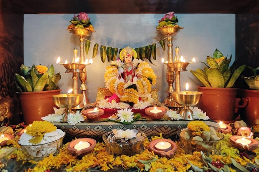 अशा परिस्थितीत, बाहेरगावी असताना किंवा घरी असतानाही पूजा शक्य नसल्यास धार्मिक परंपरा खंडित करू नये यासाठी काय करावे? याबद्दल धर्माचार्यांनी काही अत्यंत सोपे आणि प्रभावी उपाय सांगितले आहेत, जे तुम्ही प्रवास करतानाही सहज करू शकता.